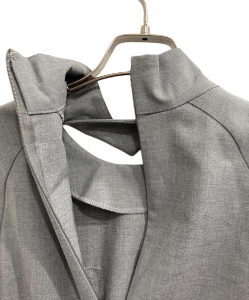 RIM.ARK（リムアーク）RIM.ARK (リムアーク) オープンネックブラウス グレー サイズ:36 未使用品の古着・服飾アイテム