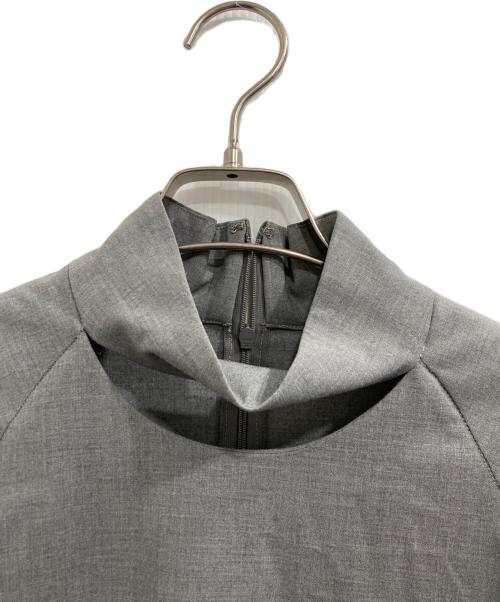 RIM.ARK（リムアーク）RIM.ARK (リムアーク) オープンネックブラウス グレー サイズ:36 未使用品の古着・服飾アイテム