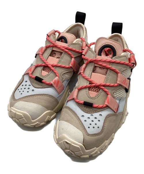 adidas（アディダス）adidas (アディダス) FYW XTA ローカットスニーカー ベージュ サイズ:24の古着・服飾アイテム
