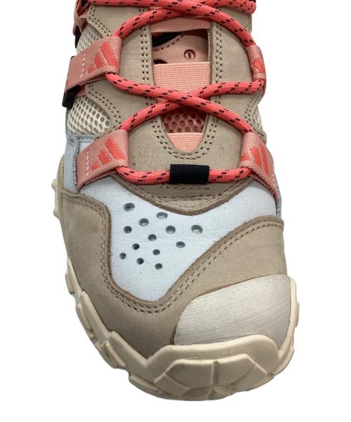 adidas（アディダス）adidas (アディダス) FYW XTA ローカットスニーカー ベージュ サイズ:24の古着・服飾アイテム