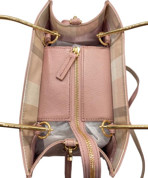 BLUE LABEL CRESTBRIDGE（ブルーレーベルクレストブリッジ）BLUE LABEL CRESTBRIDGE (ブルーレーベルクレストブリッジ) メタルハンドルレザースクエアトートバッグ ピンクの古着・服飾アイテム