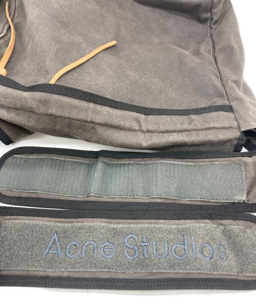Acne studios（アクネ ストゥディオス）Acne studios (アクネ ストゥディオス) メッセンジャーバッグ グレーの古着・服飾アイテム