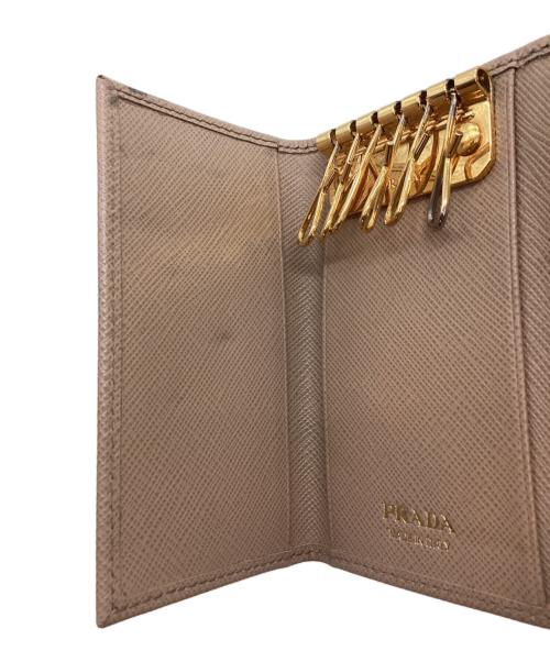 PRADA（プラダ）PRADA (プラダ) プレート6連キーケース ベージュの古着・服飾アイテム