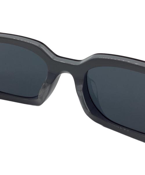 PRADA（プラダ）PRADA (プラダ) シンボルセルフレームサングラス グレーの古着・服飾アイテム