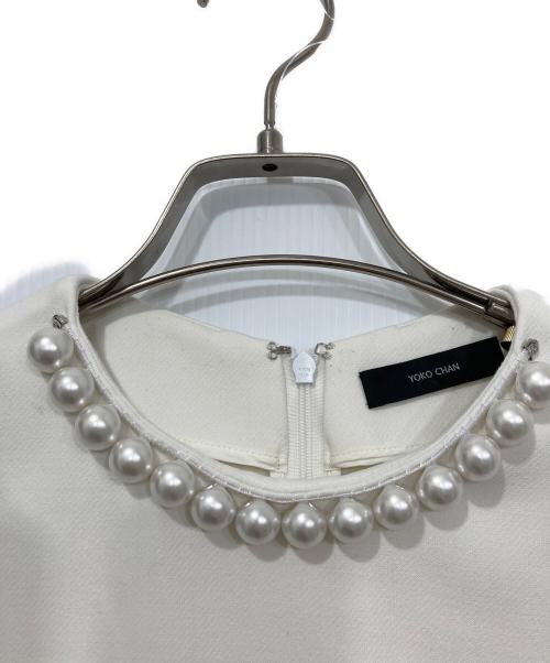 YOKO CHAN（ヨーコチャン）YOKO CHAN (ヨーコチャン) ラッフルパール バックジップ ブラウス ホワイト サイズ:36の古着・服飾アイテム