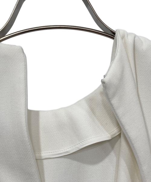 YOKO CHAN（ヨーコチャン）YOKO CHAN (ヨーコチャン) ラッフルパール バックジップ ブラウス ホワイト サイズ:36の古着・服飾アイテム