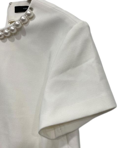 YOKO CHAN（ヨーコチャン）YOKO CHAN (ヨーコチャン) ラッフルパール バックジップ ブラウス ホワイト サイズ:36の古着・服飾アイテム