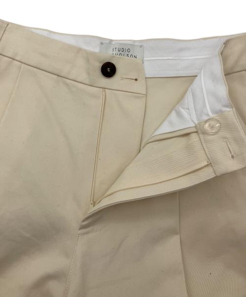 STUDIO NICHOLSON（スタジオ ニコルソン）STUDIO NICHOLSON (スタジオ ニコルソン) タックパンツ クリーム サイズ:Sの古着・服飾アイテム