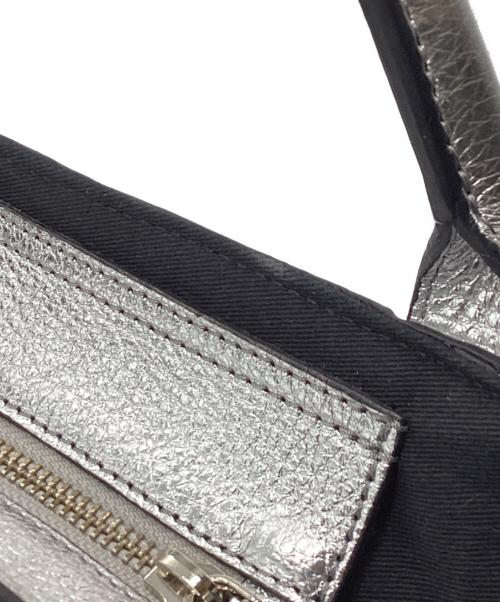 ripani（リパーニ）ripani (リパーニ) メタリックサイドフリルトート バッグ シルバーの古着・服飾アイテム