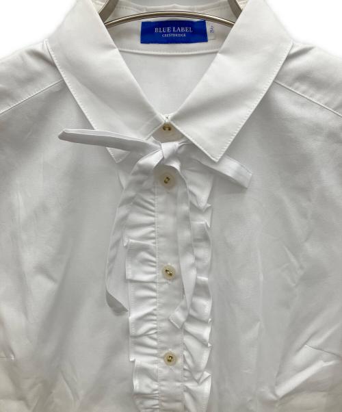 BLUE LABEL CRESTBRIDGE（ブルーレーベルクレストブリッジ）BLUE LABEL CRESTBRIDGE (ブルーレーベルクレストブリッジ) ヴィーナスサテンフリルブラウス ホワイト サイズ:36 未使用品の古着・服飾アイテム