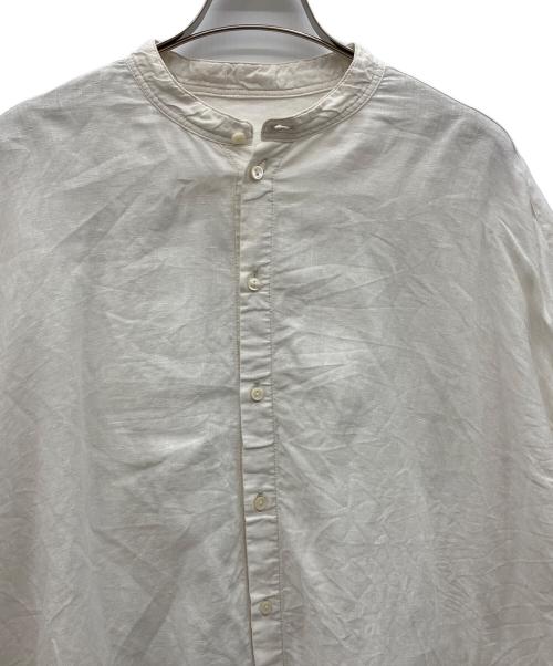 nest Robe（ネストローブ）nest Robe (ネストローブ) タックスリーブバンドカラーブラウス ホワイト サイズ:Ｆの古着・服飾アイテム