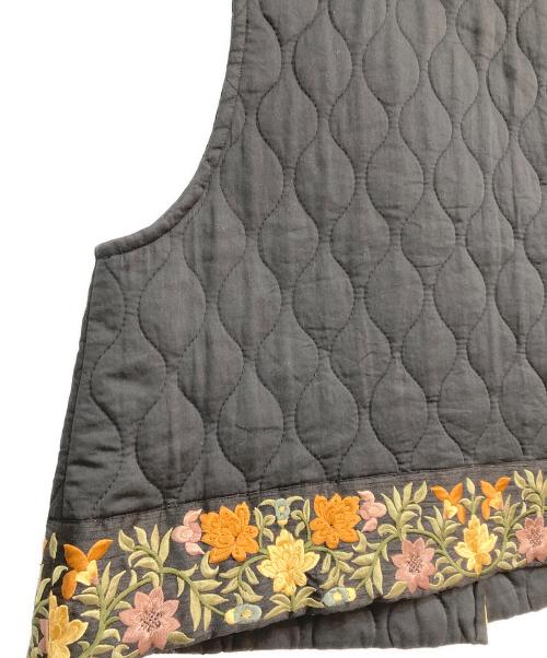 mizuiro-ind（ミズイロインド）mizuiro-ind (ミズイロインド) キルティング刺繍テープベスト ブラック サイズ:Freeの古着・服飾アイテム