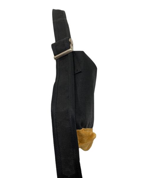 ANONYM CRAFTSMAN DESIGN（アノニムクラフツマンデザイン）ANONYM CRAFTSMAN DESIGN (アノニムクラフツマンデザイン) STIFF (スティッフ) スタッズメッセンジャーバッグ ブラックの古着・服飾アイテム