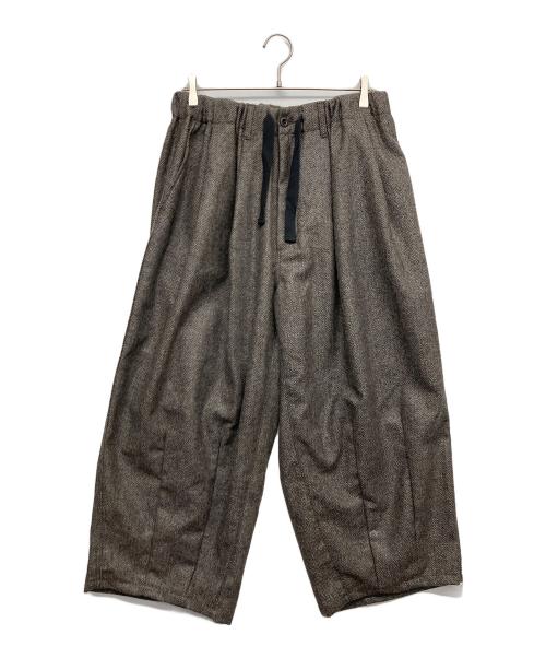 is-ness（イズネス）is-ness (イズネス) balloon EZ pants Herringbone ブラウン サイズ:REGULAR LENGTH 未使用品の古着・服飾アイテム