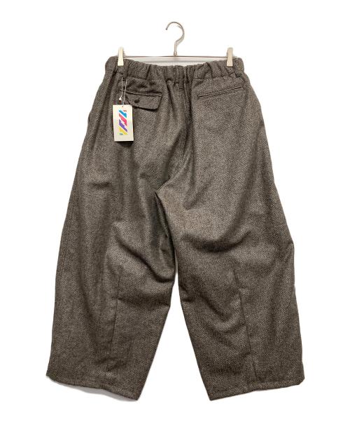 is-ness（イズネス）is-ness (イズネス) balloon EZ pants Herringbone ブラウン サイズ:REGULAR LENGTH 未使用品の古着・服飾アイテム