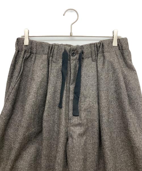 is-ness（イズネス）is-ness (イズネス) balloon EZ pants Herringbone ブラウン サイズ:REGULAR LENGTH 未使用品の古着・服飾アイテム