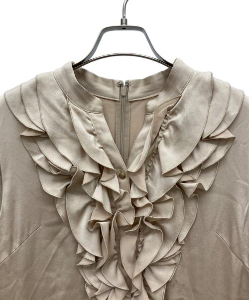 kay me（ケイミー）kay me (ケイミー) スマートストレッチサテンフリルワンピース ベージュ サイズ:Lの古着・服飾アイテム