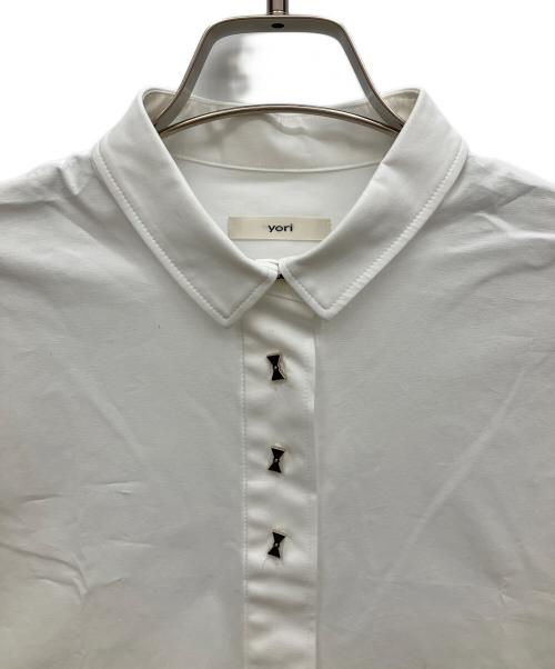 YORI（ヨリ）yori (ヨリ) リボンボタンショートシャツ ホワイト サイズ:Fの古着・服飾アイテム