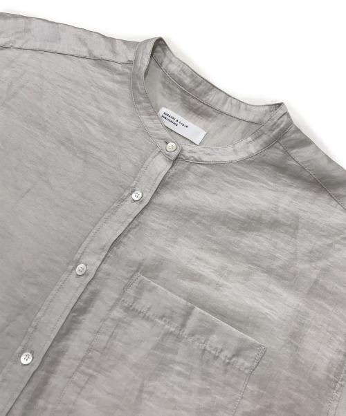 kurashi&trips publishing（クラシアンドトリップス パブリッシング）kurashi&trips publishing (クラシアンドトリップス パブリッシング) とろんと光って揺れる」程よくシアーな羽織りブラウス グレー サイズ:Fの古着・服飾アイテム