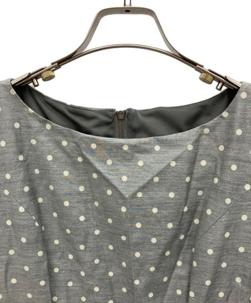 FOXEY NEWYORK（フォクシーニューヨーク）FOXEY NEWYORK (フォクシーニューヨーク) ドット柄ノースリーブワンピース グレー サイズ:40の古着・服飾アイテム