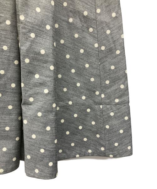 FOXEY NEWYORK（フォクシーニューヨーク）FOXEY NEWYORK (フォクシーニューヨーク) ドット柄ノースリーブワンピース グレー サイズ:40の古着・服飾アイテム