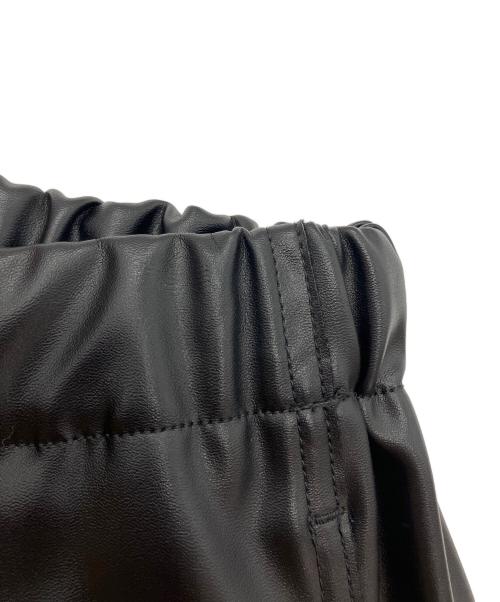 MM6 Maison Margiela（エムエムシックスメゾンマルジェラ）MM6 Maison Margiela (エムエムシックスメゾンマルジェラ) フェイクレザークロップドパンツ ブラック サイズ:36の古着・服飾アイテム