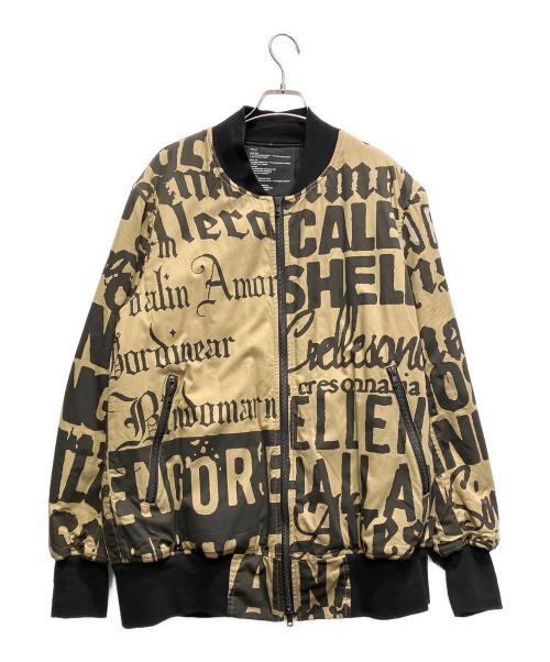NUDE:MM（ヌード:マサヒコマルヤマ）NUDE:MM (ヌード:マサヒコマルヤマ) LOGO COLLAGE PRINT BOMBER JACKET ベージュ×ブラック サイズ:Mの古着・服飾アイテム