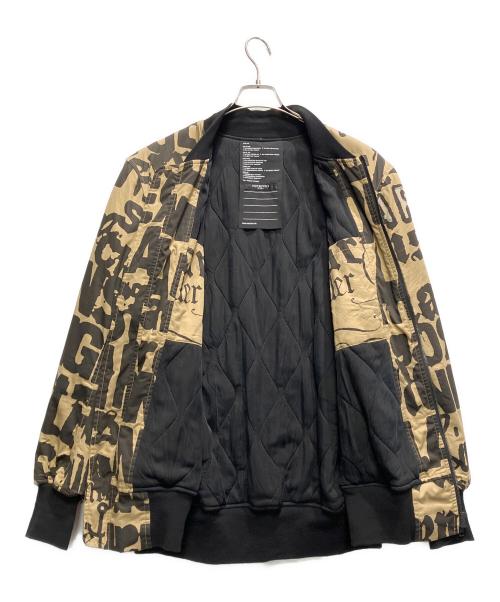 NUDE:MM（ヌード:マサヒコマルヤマ）NUDE:MM (ヌード:マサヒコマルヤマ) LOGO COLLAGE PRINT BOMBER JACKET ベージュ×ブラック サイズ:Mの古着・服飾アイテム