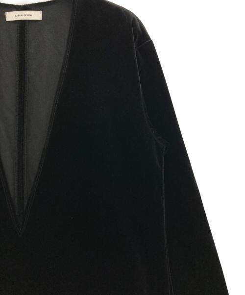 la peau de gem（ラポドゥジェム）la peau de gem (ラポドゥジェム) velor v neck onepiece ブラック サイズ:FREEの古着・服飾アイテム