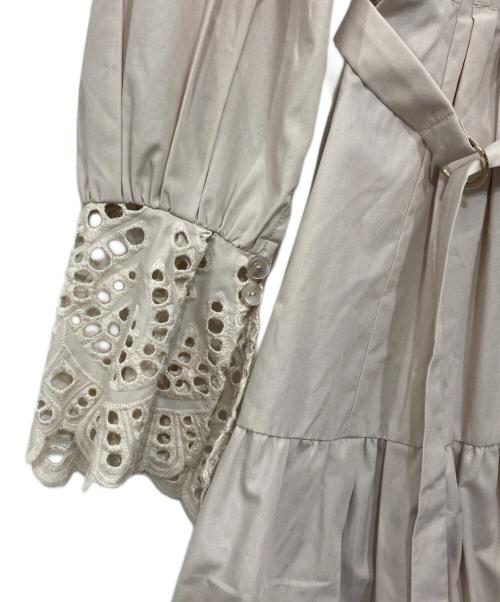JUSGLITTY（ジャスグリッティー）JUSGLITTY (ジャスグリッティー) 刺繍カフスシャツワンピース グレージュ サイズ:2の古着・服飾アイテム