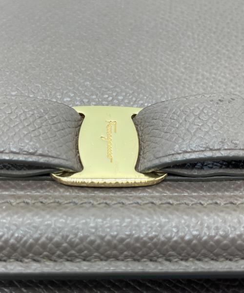 Salvatore Ferragamo（サルヴァトーレ フェラガモ）Salvatore Ferragamo (サルヴァトーレ フェラガモ) ヴァラリボン 2WAYミニバッグ(クラッチバッグ/チェーンショルダーバッグ) ブラウンの古着・服飾アイテム