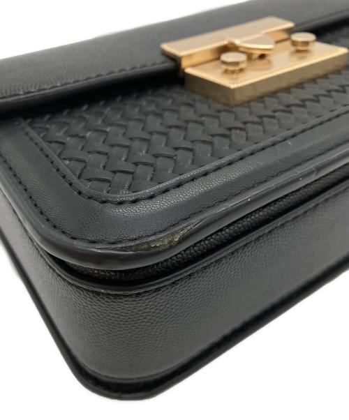 CHARLES & KEITH（チャールズアンドキース）CHARLES & KEITH (チャールズアンドキース) Woven Boxy Push Lock Textured Bag ブラックの古着・服飾アイテム