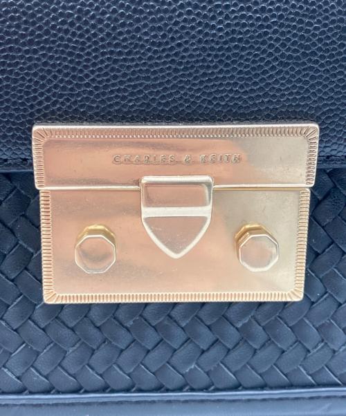 CHARLES & KEITH（チャールズアンドキース）CHARLES & KEITH (チャールズアンドキース) Woven Boxy Push Lock Textured Bag ブラックの古着・服飾アイテム