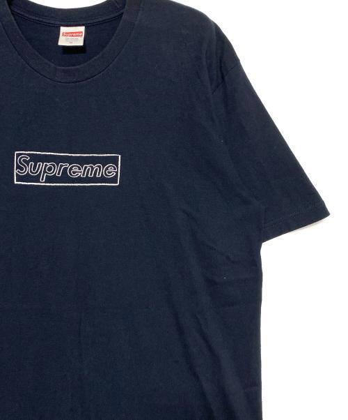 SUPREME（シュプリーム）SUPREME (シュプリーム) KAWS (カウズ) Chalk Logo Tee ネイビー サイズ:Mの古着・服飾アイテム