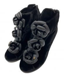 CHANEL（シャネル）の古着「カメリアベロアアンクルブーツ」｜ブラック