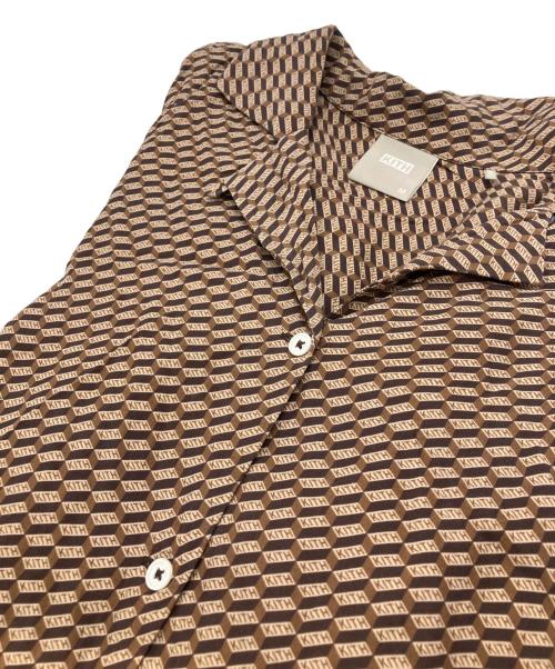 KITH（キス）KITH (キス) シルクインオールオーバーロゴオープンカラー半袖シャツ ブラウン サイズ:Mの古着・服飾アイテム