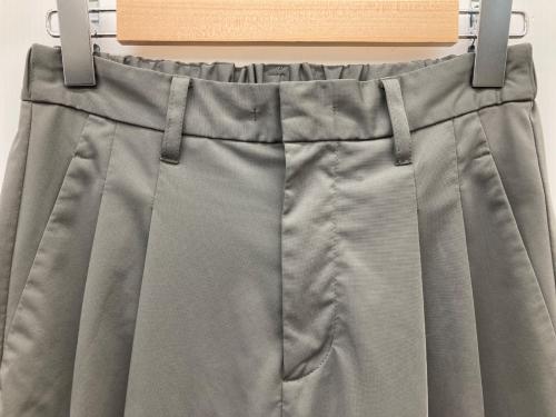 ATTACHMENT（アタッチメント）ATTACHMENT (アタッチメント) 2TUCK WIDE TAPERED SLACKS グレー サイズ:2の古着・服飾アイテム