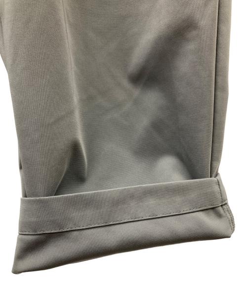 ATTACHMENT（アタッチメント）ATTACHMENT (アタッチメント) 2TUCK WIDE TAPERED SLACKS グレー サイズ:2の古着・服飾アイテム