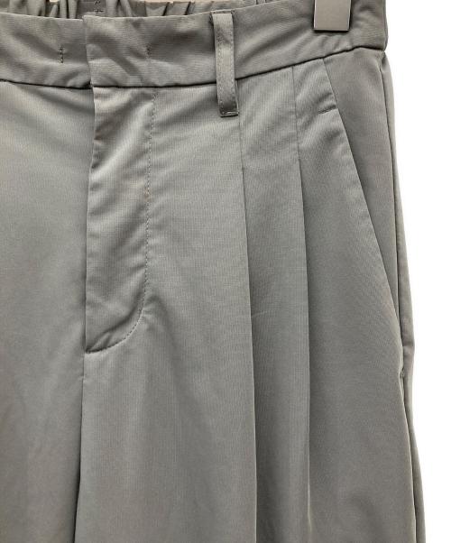 ATTACHMENT（アタッチメント）ATTACHMENT (アタッチメント) 2TUCK WIDE TAPERED SLACKS グレー サイズ:2の古着・服飾アイテム