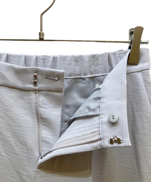 INDIVI（インディヴィ）INDIVI (インディヴィ) タックテーパードパンツ ライトグレー サイズ:40の古着・服飾アイテム