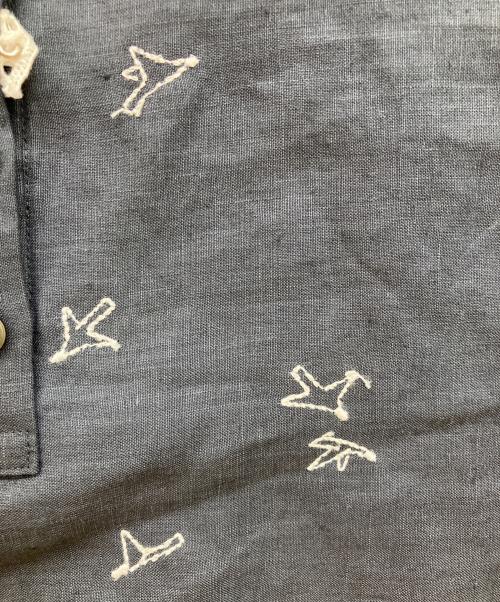 mina perhonen（ミナ ペルホネン）mina perhonen (ミナ ペルホネン) forest to bird 刺繍ブラウス チャコールグレー サイズ:36の古着・服飾アイテム