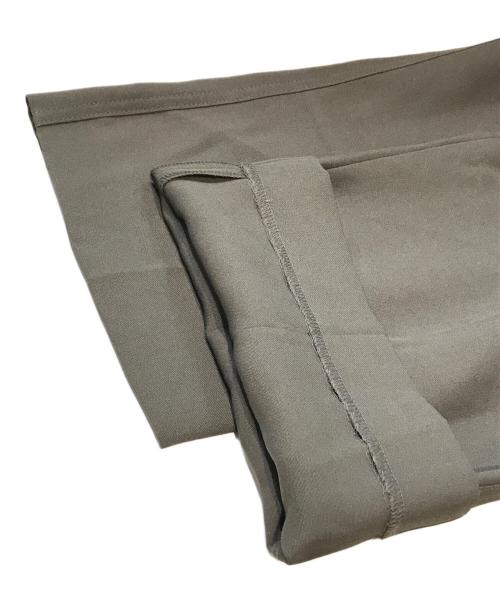 CINOH（チノ）CINOH (チノ) ウエストライン入りワイドパンツ カーキ サイズ:36 未使用品の古着・服飾アイテム