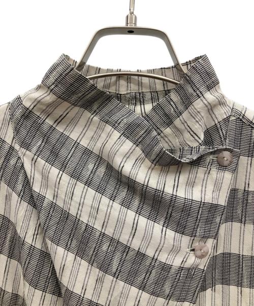 ISSEY MIYAKE（イッセイミヤケ）ISSEY MIYAKE (イッセイミヤケ) デザインシャツブラウス アイボリー×ブラック サイズ:Mの古着・服飾アイテム