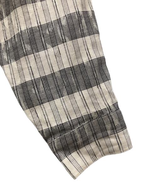 ISSEY MIYAKE（イッセイミヤケ）ISSEY MIYAKE (イッセイミヤケ) デザインシャツブラウス アイボリー×ブラック サイズ:Mの古着・服飾アイテム