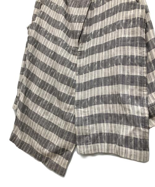 ISSEY MIYAKE（イッセイミヤケ）ISSEY MIYAKE (イッセイミヤケ) デザインシャツブラウス アイボリー×ブラック サイズ:Mの古着・服飾アイテム