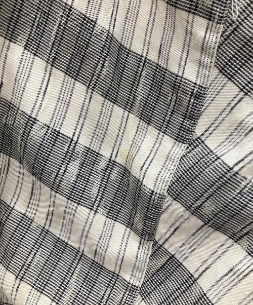 ISSEY MIYAKE（イッセイミヤケ）ISSEY MIYAKE (イッセイミヤケ) デザインシャツブラウス アイボリー×ブラック サイズ:Mの古着・服飾アイテム