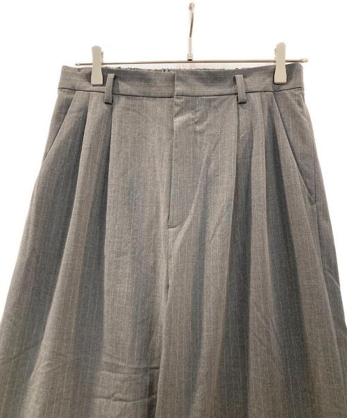 journal standard luxe（ジャーナルスタンダード ラックス）JOURNAL STANDARD LUXE (ジャーナルスタンダード ラックス) ストライプトロピカル タックパンツ グレー サイズ:Sの古着・服飾アイテム