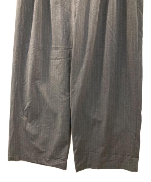 journal standard luxe（ジャーナルスタンダード ラックス）JOURNAL STANDARD LUXE (ジャーナルスタンダード ラックス) ストライプトロピカル タックパンツ グレー サイズ:Sの古着・服飾アイテム