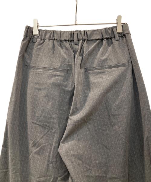 journal standard luxe（ジャーナルスタンダード ラックス）JOURNAL STANDARD LUXE (ジャーナルスタンダード ラックス) ストライプトロピカル タックパンツ グレー サイズ:Sの古着・服飾アイテム