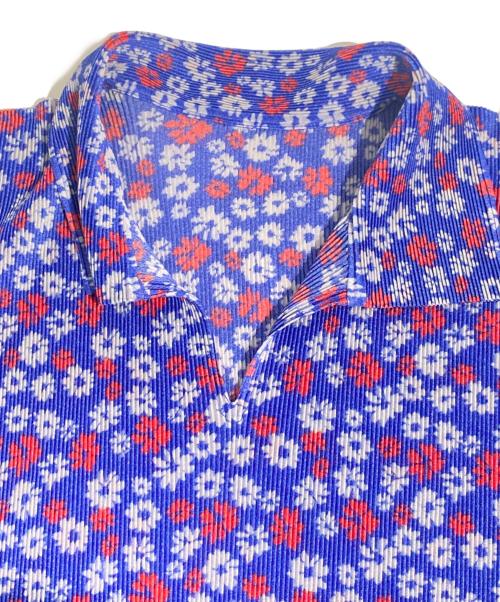 PLEATS PLEASE（プリーツプリーズ）PLEATS PLEASE (プリーツプリーズ) フラワープリントプリーツブラウス ブルー サイズ:3の古着・服飾アイテム